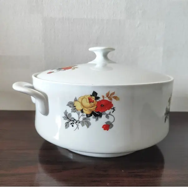 Foto de um(a) Sopeira Porcelana Branca Brasileira Srs, Década de 1970, da categoria de Terrinas de sopa. Sopeira em porcelana branca com motivo floral, 2 alças e abertura na tampa para a concha, característico dos anos 1970. Da... Mostrado de uma perspectiva diferente. Vendido no marketplace Trésors.