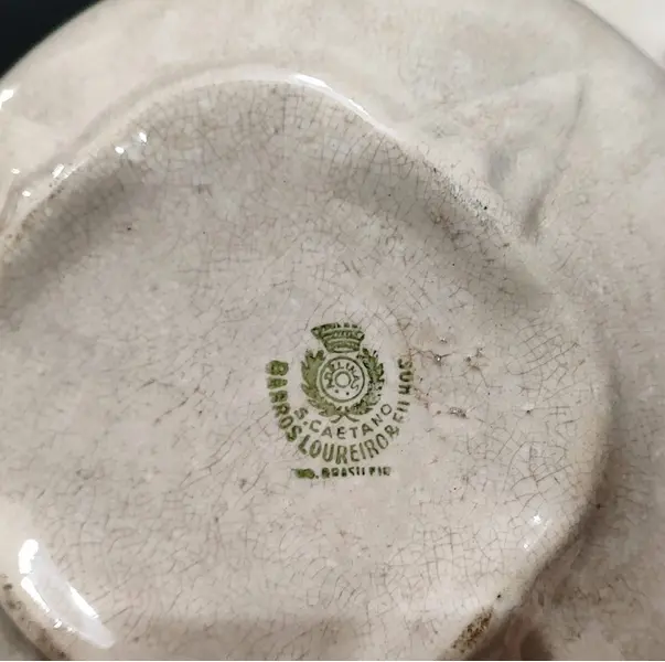 Foto de um(a) Legumeira em Porcelana São Caetano, Década de 1940, da categoria de Travessas e tigelas. Legumeira com tampa em porcelana craquelada e estampa floral na tampa e laterais. Fabricada pela são caetano nos anos 1940.... Mostrado de uma perspectiva diferente. Vendido no marketplace Trésors.