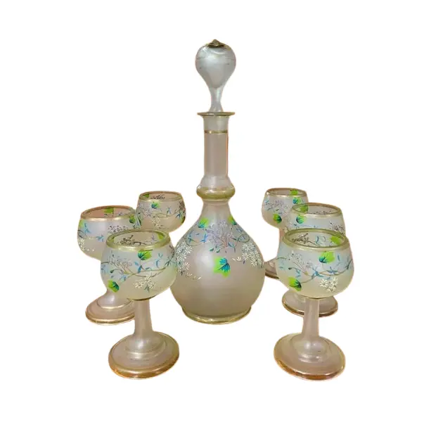 Foto de um(a) Antigo Raro Conjunto Veneziano Garrafa Taças Art Nouveau, da categoria de Jogos de taças e copos. Antigo e lindo conjunto de garrafa com 6 taças satiné em vidro artístico veneziano. Todas as peças são delicadamente... Vendido no marketplace Trésors.