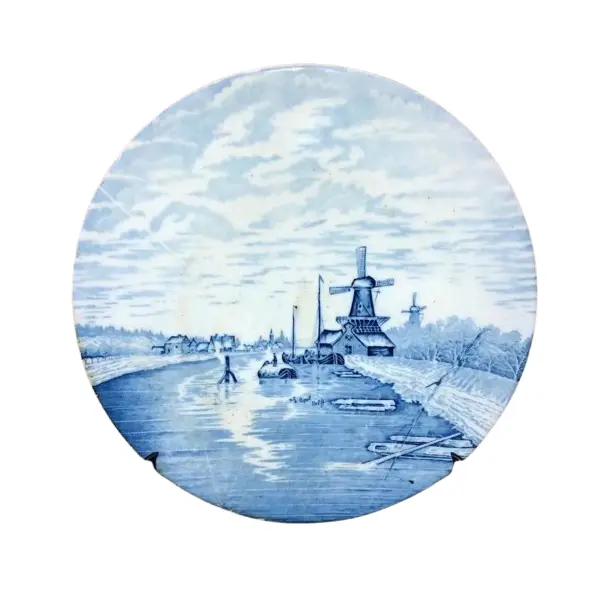 Foto de um(a) Antigo Lindo Prato Medalhão Porcelana Holandesa Delfts Blue, da categoria de Pratos Decorativos. Delft Blue - Naar Louis Apol. Antigo e grande prato/medalhão decorativo, em porcelana artística holandesa pintado à mão com... Vendido no marketplace Trésors.