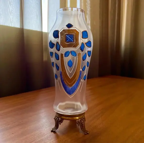 Foto de um(a) Antigo Vaso Artístico Vidro Veneziano Pintado Art Nouveau, da categoria de Vasos. Antigo e elegante vaso em vidro artístico veneziano, linda pintura feita à mão com detalhes em ouro. Pés em bronze francês... Mostrado de uma perspectiva diferente. Vendido no marketplace Trésors.