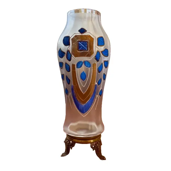Foto de um(a) Antigo Vaso Artístico Vidro Veneziano Pintado Art Nouveau, da categoria de Vasos. Antigo e elegante vaso em vidro artístico veneziano, linda pintura feita à mão com detalhes em ouro. Pés em bronze francês... Vendido no marketplace Trésors.
