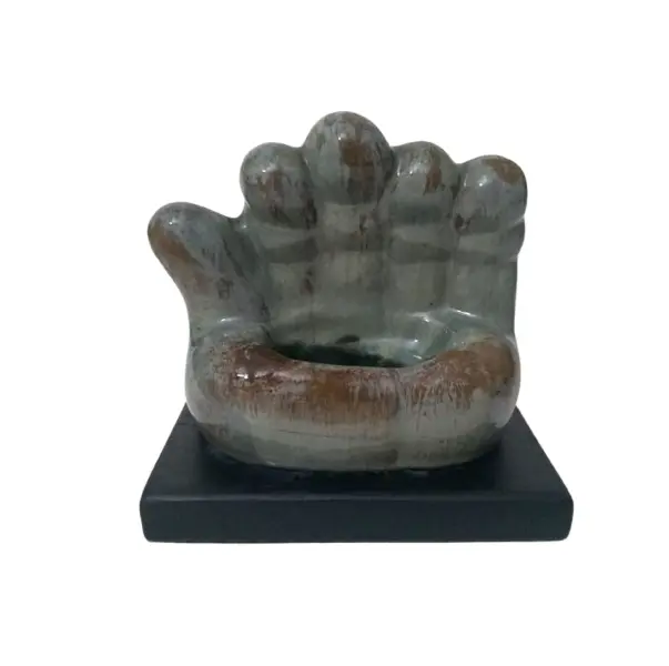 Foto de um(a) Escultura Mão em terracota, da categoria de Escultura. Escultura em terracota vitrificada com base em madeira ebanizada. Tema: mão. A: 14cm / L: 15,5cm / P: 10,5cm / peso: 625g... Vendido no marketplace Trésors.