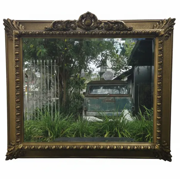 Foto de um(a) Espelho Antigo Dourado em Madeira com Vidro Bisotê, da categoria de Espelhos. Espelho antigo com moldura em madeira, acabamento dourado e detalhes entalhados. Possui vidro bisotê, que valoriza o... Vendido no marketplace Trésors.