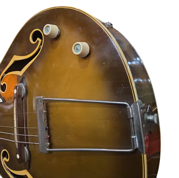 Foto de um(a) Raridade: Guitarra Del Vecchio Archtop 1957 Timbre Vox – Goldburst – 100% Original com Case, da categoria de Instrumentos musicais. Um Testemunho Histórico da Música Brasileira Essa guitarra é uma joia rara, uma das primeiras guitarras elétricas fabricadas... Mostrado de uma perspectiva diferente. Vendido no marketplace Trésors.