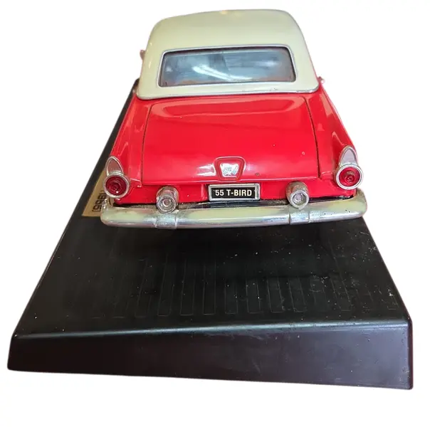 Foto de um(a) Miniatura Ford Thunderbird 1955 - Escala 1:18 - Vermelho/Branco (Relíquia), da categoria de Carros e caminhões de brinquedo. Apresentamos uma peça icônica do automobilismo americano: a miniatura do Ford Thunderbird 1955. Este exemplar capta toda a... Mostrado de uma perspectiva diferente. Vendido no marketplace Trésors.