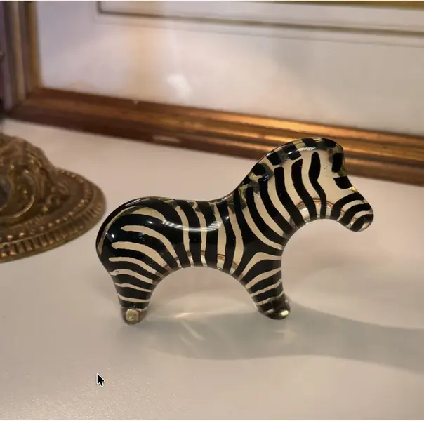 Foto de um(a) Zebra Colecionável Atribuído a ABRAHAM PALATNIK, da categoria de Modelos e estatuetas. Abraham Palatnik foi um dos grandes nomes da arte brasileira e pioneiro da arte cinética no Brasil. Reconhecido... Mostrado de uma perspectiva diferente. Vendido no marketplace Trésors.