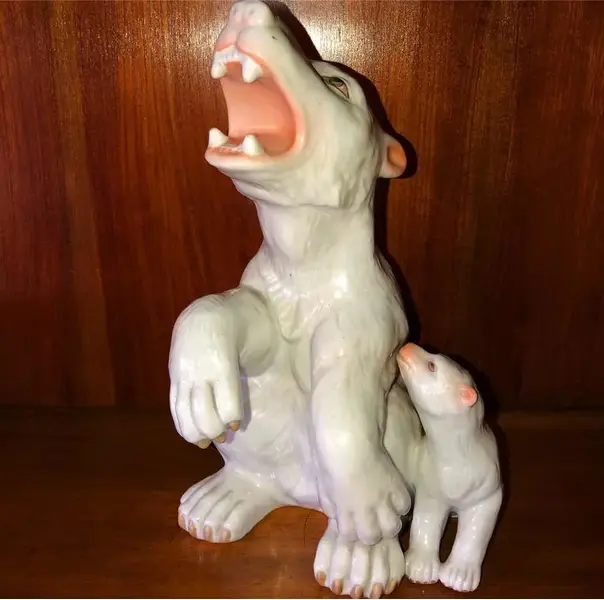 Foto de um(a) Antiga Rara Escultura Bloco Escultórico Urso Polar Porcelana, da categoria de Escultura. Antigo e grande bloco escultórico, feito à mão em porcelana artística alemã representando ursos polares. Peça imponente e... Mostrado de uma perspectiva diferente. Vendido no marketplace Trésors.