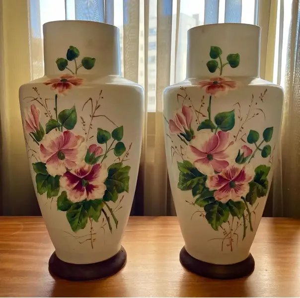 Foto de um(a) Antigo Raro Par De Vasos Em Opalina Francesa Art Nouveau, da categoria de Vasos. Antigo e raro par de vasos artísticos em opalina francesa, cor azul bebê, decoração floral pintada à mão. Peças imponentes e... Mostrado de uma perspectiva diferente. Vendido no marketplace Trésors.
