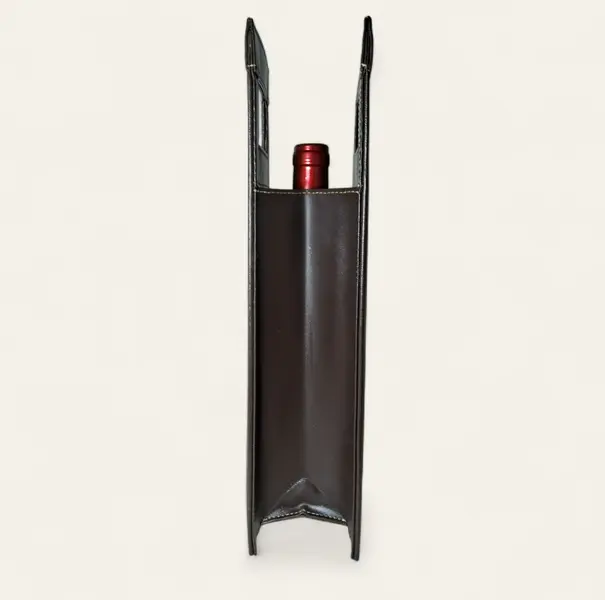 Foto de um(a) Bolsa em couro marron para transporte de garrafa de vinho, da categoria de Suportes para garrafas de vinho. Mais prática e chique impossível! Bolsa em couro marron para transporte de garrafa de vinho. Costura nas bordas e acolchoada... Mostrado de uma perspectiva diferente. Vendido no marketplace Trésors.