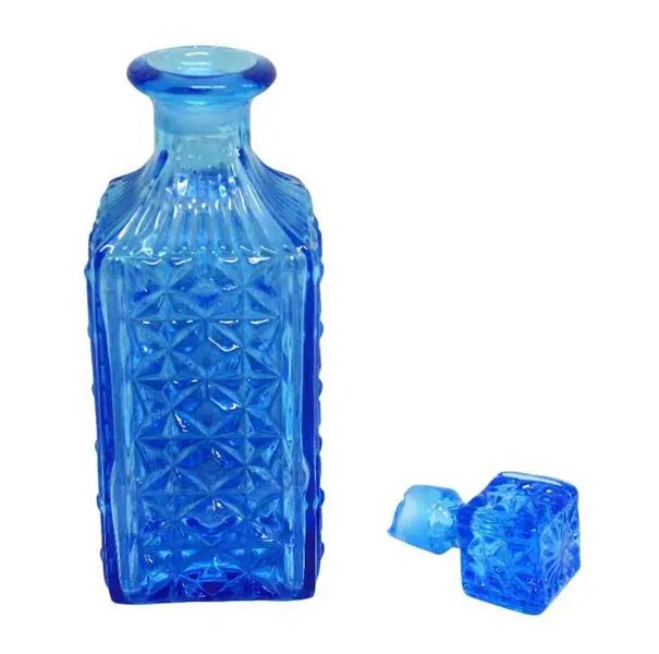 Foto de um(a) Garrafa de whisky em vidro prensado, da categoria de Garrafas, potes e jarros. Bela garrafa para whisky de coleção em vidro prensado na tonalidade azul. Medida 26 cm de altura. Em bom estado, parte... Mostrado de uma perspectiva diferente. Vendido no marketplace Trésors.