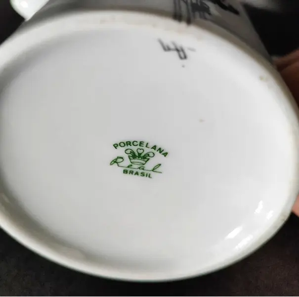 Foto de um(a) Cremeira Floral, Porcelana Real, Década de 1980, da categoria de Cremeiras. Cremeira em porcelana branca com motivo floral na cor preta e filete em prata, marca porcelana real, década de 1980. A: 9... Mostrado de uma perspectiva diferente. Vendido no marketplace Trésors.