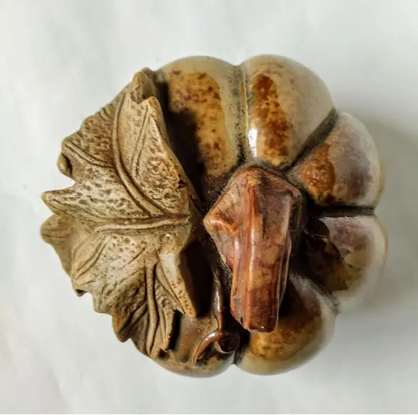 Foto de um(a) Abóbora Uruguaia 00'S, da categoria de Outros objetos decorativos. Abóbora em cerâmica esmaltada, década de 2000, origem uruguaia. A: 13cm D: 14cm Peso: 535g. Mostrado de uma perspectiva diferente. Vendido no marketplace Trésors.
