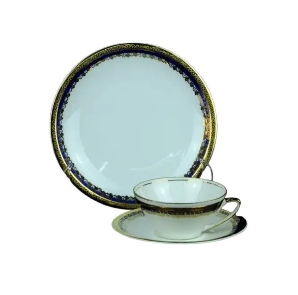 Foto de um(a) Trio de chá porcelana Real, da categoria de Xícaras. Trio em porcelana branca para chá da renomada marca REAL / S PAULO / MADE IN BRAZIL, com barrado em farta douração e faixa... Vendido no marketplace Trésors.
