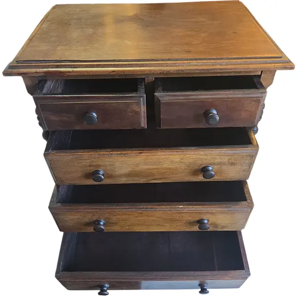 Foto de um(a) Mesa de Cabeceira Madeira Maciça – Charme Natural para sua Casa, da categoria de Cômodas e Sapateira. Leve o aconchego da natureza para dentro do seu lar. Esta cômoda valoriza a textura autêntica da madeira, trazendo... Mostrado de uma perspectiva diferente. Vendido no marketplace Trésors.