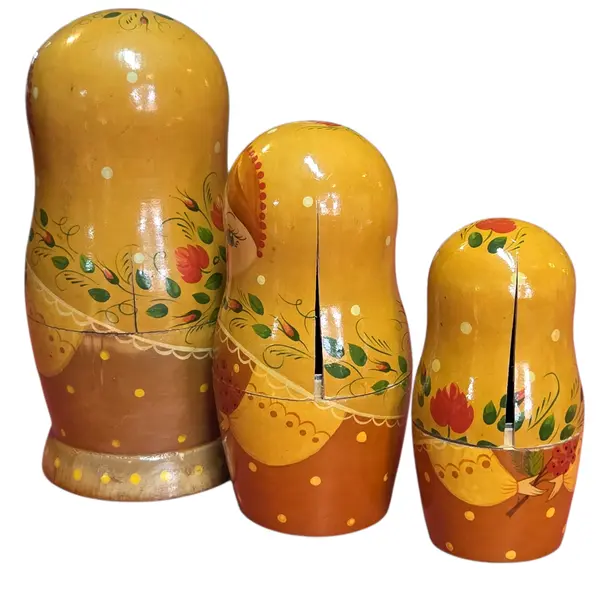 Foto de um(a) Matrioska Russa em Madeira – Conjunto com 3 Bonecas Empilháveis – Pintura Artesanal, da categoria de Bonecas. Adicione um toque de história e folclore à sua decoração com esta encantadora Matrioska (Boneca Russa). Fabricada em madeira... Mostrado de uma perspectiva diferente. Vendido no marketplace Trésors.