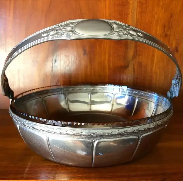 Foto de um(a) Antiga Cesta Centro De Mesa Em Prata Wmf E Cristal Art Deco, da categoria de Cestos e Caixas. WMF. Antiga cesta alemã em metal espessurado a prata. Com recipiente original em cristal com a borda lapidada à mão. Peça... Mostrado de uma perspectiva diferente. Vendido no marketplace Trésors.