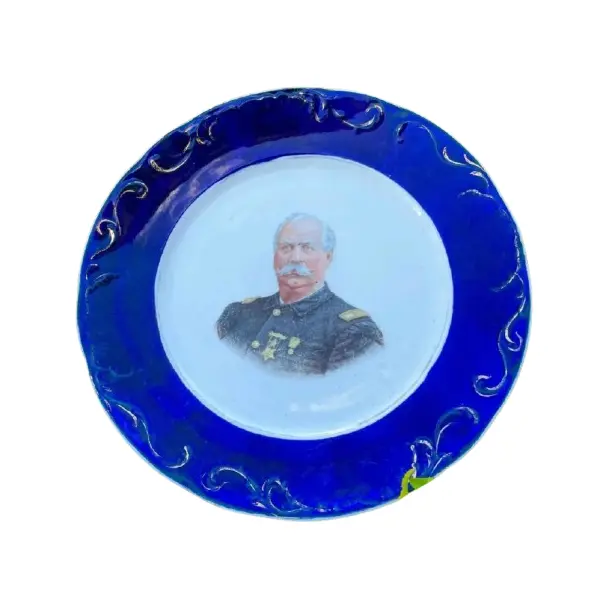 Foto de um(a) Antigo Prato Decorativo Porcelana Europeia General Alemão, da categoria de Pratos Decorativos. W.E.P. Co. Antigo prato decorativo em porcelana artística europeia. Decoração pouco comum com medalhão de General Alemão e... Vendido no marketplace Trésors.