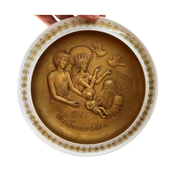 Foto de um(a) A Santa Família Antiga Placa Porcelana Alemã Hutschenreuther, da categoria de Pratos Decorativos. The Holy Family, Hutschenreuther. Linda placa de parede, em porcelana alemã da famosa manufatura Hutschenreuther, edição... Vendido no marketplace Trésors.