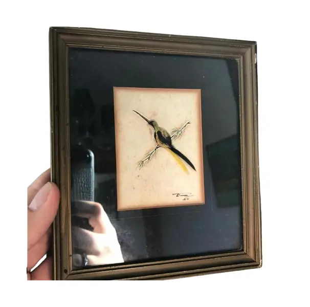 Foto de um(a) Antigo Diferente Quadro De Pássaro Feito Com Penas 1950, da categoria de Desenhos. Antigo e diferente quadrinho representando pássaro, desenhado e feito à mão com penas naturais. Assinado e datado de 1950,... Vendido no marketplace Trésors.
