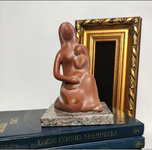 Foto de um(a) Escultura Women Cerâmica e Granito, da categoria de Escultura. Escultura em cerâmica com pátina terracota e com base de granito. A: 12,7 cm / L: 6 cm / P: 8 cm / peso: 567 g. Mostrado de uma perspectiva diferente. Vendido no marketplace Trésors.