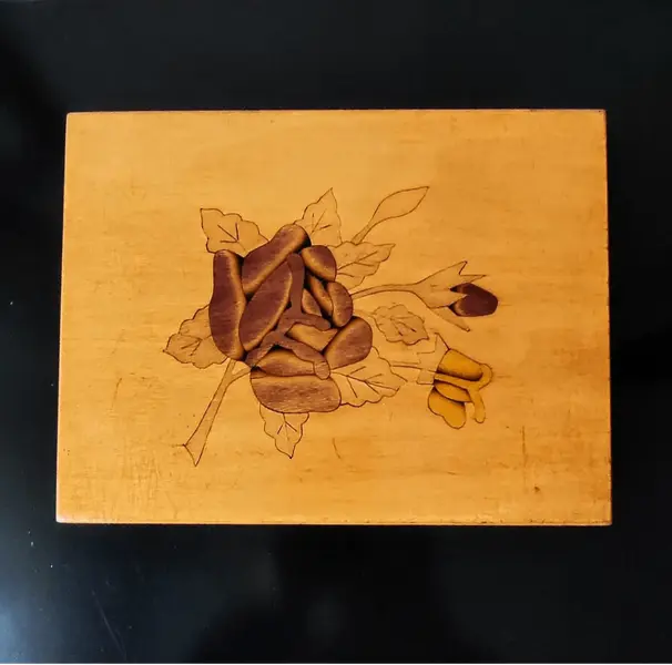 Foto de um(a) Caixa Madeira Marchetada Floral, Década de 1960, da categoria de Cestos e Caixas. Caixa em madeira marchetada com motivo floral e grega marchetada por toda a volta. Fabricada pela artefama s/a - são bento... Mostrado de uma perspectiva diferente. Vendido no marketplace Trésors.