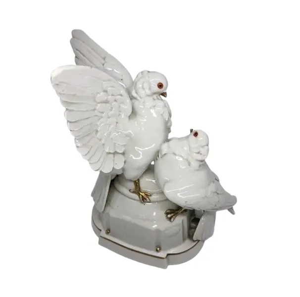 Foto de um(a) Antiga Grande Escultura Art Deco De Pombas Porcelana Alemã, da categoria de Escultura. Kathzhütte Thuringia by Hertwig & Co. Antigo e importante bloco escultórico em porcelana artística alemã, com filetes de... Vendido no marketplace Trésors.
