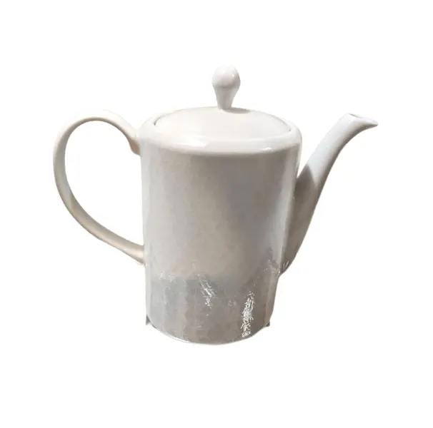 Foto de um(a) Bule Porcelana Branca Anos 90, da categoria de Bules. Bule em porcelana branca em forma de elipse com relevo de treliça, década de 1990 marca: viva, toscana. A: 20 cm /... Vendido no marketplace Trésors.