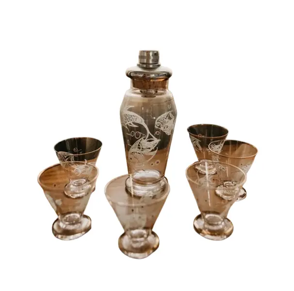 Foto de um(a) Antigo Conjunto Garrafa Coqueteleira Cristal Tcheco Art Deco, da categoria de Garrafas, potes e jarros. Antigo e decorativo conjunto de garrafa/coqueteleira e seus respectivos seis copinhos em cristal Tcheco, decoração de lindos... Vendido no marketplace Trésors.