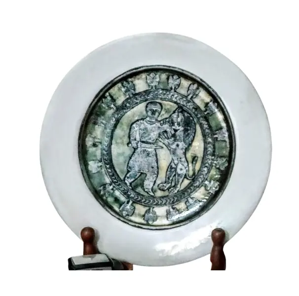 Foto de um(a) Prato Porcelana, anos 30, da categoria de Pratos Decorativos. Prato década de 1930 com decoupage de gravura de gladiador romano, extraído da literatura romana, século xiv peça única pelo... Vendido no marketplace Trésors.
