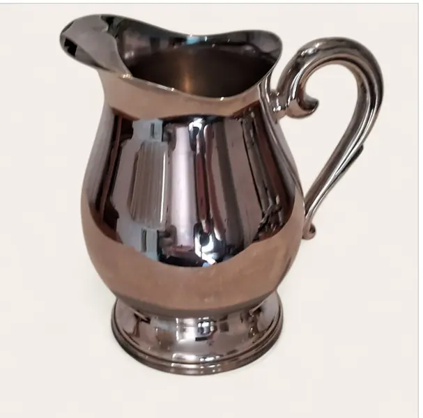 Foto de um(a) Jarra espessurada à prata Soppil, da categoria de Acessórios de cozinha. Linda e prática jarra da marca Soppil, um clássico. Para mesa, com aparador de gelo, ideal para servir água, suco, etc. Mostrado de uma perspectiva diferente. Vendido no marketplace Trésors.