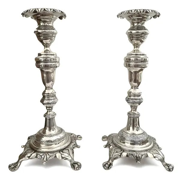 Foto de um(a) Raro par de candelabros em prata de Lei Portuguesa Séc XIX, da categoria de Castiçais. Estes castiçais em prata de lei, datados do Século XIX e contrastados em Lisboa, representam mais do que meros objetos... Mostrado de uma perspectiva diferente. Vendido no marketplace Trésors.