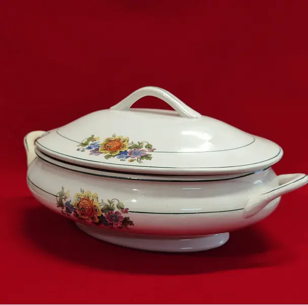 Foto de um(a) Sopeira Motivo Floral, Marca Paraná, Década de 1940, da categoria de Terrinas de sopa. Sopeira em cerâmica branca com estampa motivo floral, filetada em verde, da marca paraná, década de 1940 apresenta marcas do... Mostrado de uma perspectiva diferente. Vendido no marketplace Trésors.