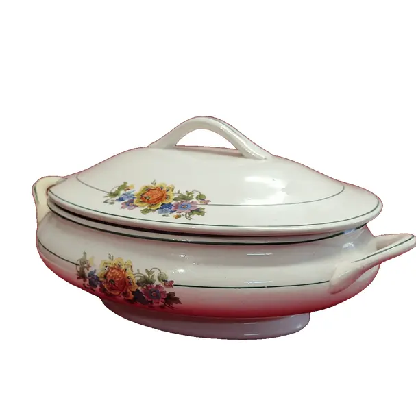 Foto de um(a) Sopeira Motivo Floral, Marca Paraná, Década de 1940, da categoria de Terrinas de sopa. Sopeira em cerâmica branca com estampa motivo floral, filetada em verde, da marca paraná, década de 1940 apresenta marcas do... Vendido no marketplace Trésors.