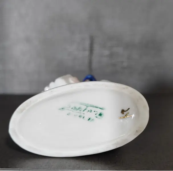Foto de um(a) Paliteiro Porcelana, Década de 1940, da categoria de Paliteiros. Paliteiro brasileiro em porcelana policromada com filete em ouro, década de 1940. Apresenta um bicado no suporte dos... Mostrado de uma perspectiva diferente. Vendido no marketplace Trésors.