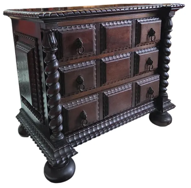 Foto de um(a) Móvel Manuelino em Jacarandá e Bronze, da categoria de Cômodas e Sapateira. Exuberante móvel Manuelino, uma verdadeira obra de arte da marcenaria clássica. Confeccionado inteiramente em Jacarandá... Mostrado de uma perspectiva diferente. Vendido no marketplace Trésors.