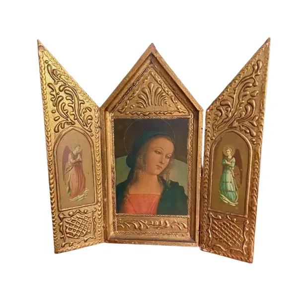 Foto de um(a) Arte Sacra Antigo Raro Oratório Tríptico Em Madeira E Ouro, da categoria de Objetos religiosos e espirituais. Arte Sacra. Antigo e lindo oratório tríptico. Madeira policromada com ouro, com detalhes pintados à mão. Século XX. Medidas... Vendido no marketplace Trésors.