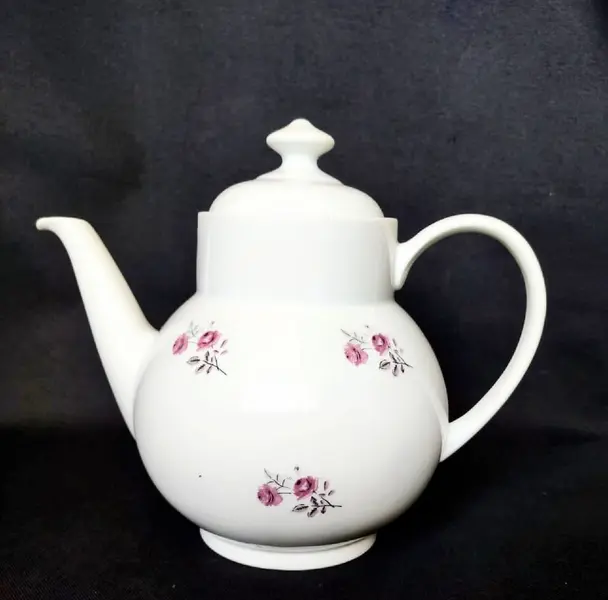 Foto de um(a) Bule Flowers Anos 60, da categoria de Bules. Bule em porcelana branca brasileira, com detalhe de flores, década de 1960. A: 19,5 cm / Diâmetro: 10,5 cm peso: 309 g. Mostrado de uma perspectiva diferente. Vendido no marketplace Trésors.