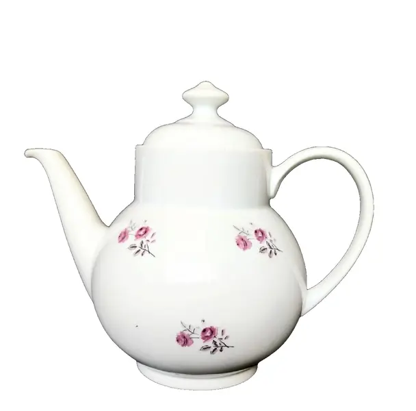 Foto de um(a) Bule Flowers Anos 60, da categoria de Bules. Bule em porcelana branca brasileira, com detalhe de flores, década de 1960. A: 19,5 cm / Diâmetro: 10,5 cm peso: 309 g. Vendido no marketplace Trésors.