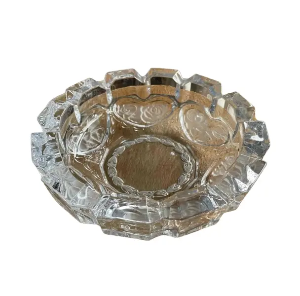 Foto de um(a) Antigo Lindo Cinzeiro Art Deco Cristal Francês Satiné, da categoria de Cinzeiros. Antigo e grande cinzeiro em grosso cristal francês, decoração de flores satiné. Art Deco.Altura 6cm Diâmetro 20cm. Vendido no marketplace Trésors.