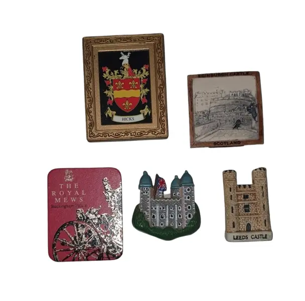 Foto de um(a) kit lote 5 imãs geladeira souvenir reino unido, da categoria de Memorabilia de viagem & souvenir. Peça usadas, de brechó só vendo as peças no lote, não vendo separado altura média:de 4,5 a 7,5 cm materiais sortidos como... Vendido no marketplace Trésors.