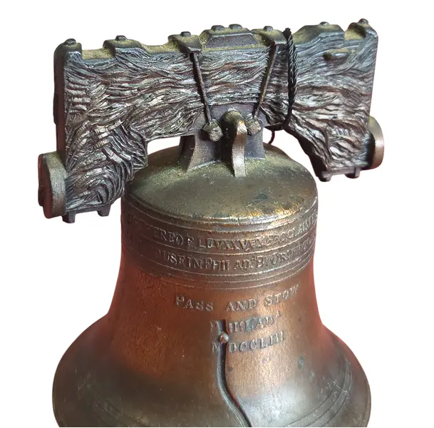 Foto de um(a) O Sino da Liberdade, da categoria de Outros colecionáveis. Localizado no coração de Filadélfia, o Liberty Bell transcende sua função original de sino de torre para se tornar um... Mostrado de uma perspectiva diferente. Vendido no marketplace Trésors.