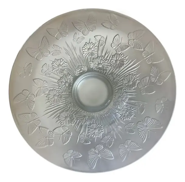 Foto de um(a) Antigo Centro Mesa Fruteira Cristal Francês Borboleta Verlys, da categoria de Centro de mesa. ~ Verlys France ~Antigo e especial centro de mesa em cristal francês satiné. Belíssima decoração com flores e borboletas em... Vendido no marketplace Trésors.