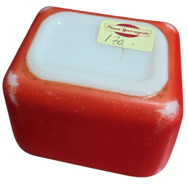 Foto de um(a) Manteigueira Pyrex Vintage USA Vermelho, da categoria de Outros utensílios para servir. Item clássico do design americano Mid-Century, este pote Pyrex original (Made in USA) é a peça vermelha da icônica série... Mostrado de uma perspectiva diferente. Vendido no marketplace Trésors.