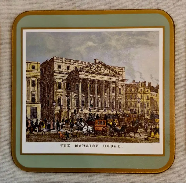 Foto de um(a) Raro jogo de porta-copos inglês ricamente ilustrado, da categoria de Porta-copos. Elegante conjunto de seis porta-copos que apresenta uma estética clássica e nostálgica, exibindo ilustrações detalhadas de... Mostrado de uma perspectiva diferente. Vendido no marketplace Trésors.
