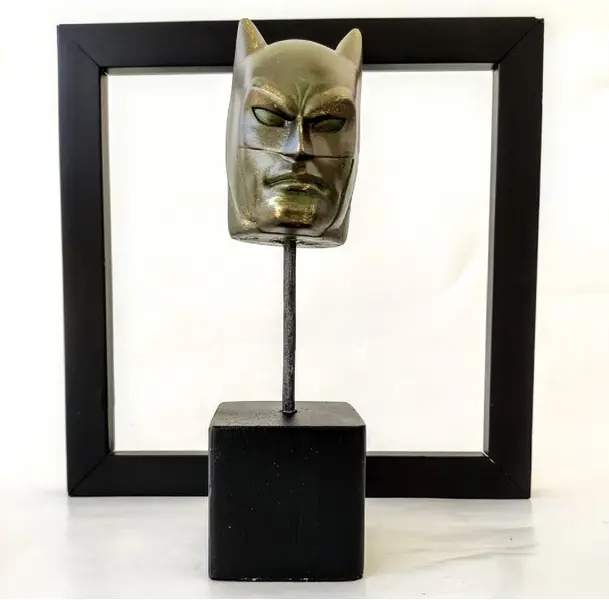 Foto de um(a) Escultura Batman Toy Art Dc Comics, da categoria de Escultura. Coleção dc comics: escultura batman em técnica mista e acabamento patina bronze oxidado, sobre cubo de madeira ebanizada... Mostrado de uma perspectiva diferente. Vendido no marketplace Trésors.