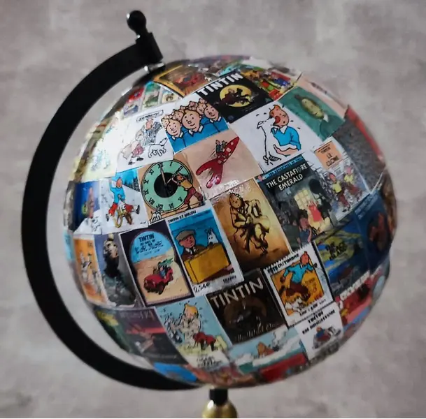 Foto de um(a) Globo Tintim, Herge, da categoria de Globos. Globo tintim globo com esfera giratória de plástico decoupado com imagens do tintim, estrutura em ferro com detalhes em... Mostrado de uma perspectiva diferente. Vendido no marketplace Trésors.