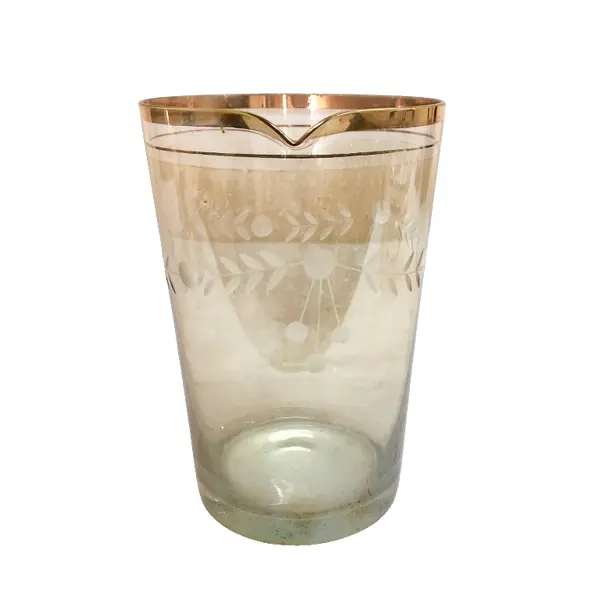 Foto de um(a) Jarra para drink, da categoria de Jarros. Antiga jarra para drink na tonalidade âmbar com lapidação manual e borda com filete dourado. Medidas 16A x 11cm de diâmetro.... Vendido no marketplace Trésors.