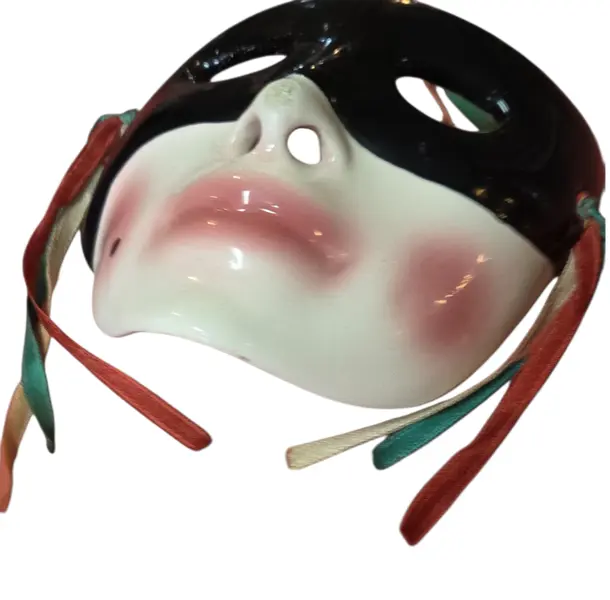 Foto de um(a) Máscara Veneziana Decorativa em Porcelana – Estilo Colombina com Fitas de Cetim, da categoria de Escultura. Esta belíssima máscara decorativa captura a essência do teatro clássico italiano. Feita em porcelana de alto brilho, a peça... Mostrado de uma perspectiva diferente. Vendido no marketplace Trésors.