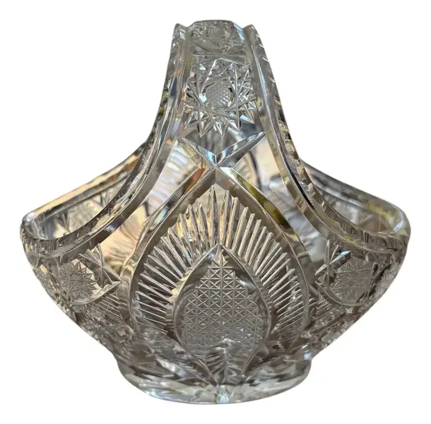 Foto de um(a) Antiga Cestinha Decorativa Cristal Baccarat Lapidado À Mão, da categoria de Cestos e Caixas. Antiga e delicada cestinha decorativa em cristal francês, peça super versátil para compor ambientes. Primorosa lapidação... Vendido no marketplace Trésors.